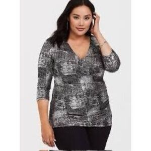 TORRID Women’s Black Metallic 3/4 Sleeve Criss Cross Front Top Size 4